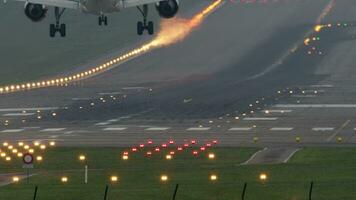 Flugzeug Landung beim das Flughafen video