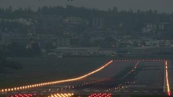 avión llegando durante crepúsculo video