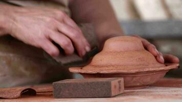 trabalhando dentro uma cerâmico oficina e Ferramentas video