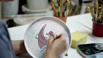 Arbeiten im ein Keramik Werkstatt und Werkzeuge video