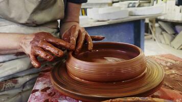 Lavorando nel un' ceramica laboratorio e utensili video