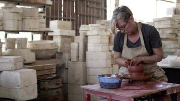 trabalhando dentro uma cerâmico oficina e Ferramentas video