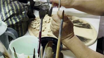 Lavorando nel un' ceramica laboratorio e utensili video