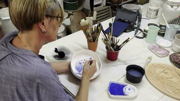 Lavorando nel un' ceramica laboratorio e utensili video