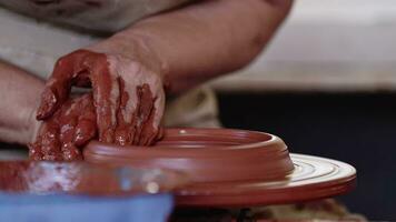 Arbeiten im ein Keramik Werkstatt und Werkzeuge video