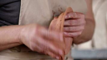 Lavorando nel un' ceramica laboratorio e utensili video