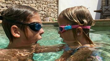 hermano y hermana en el piscina video