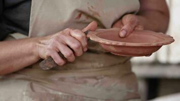 Lavorando nel un' ceramica laboratorio e utensili video