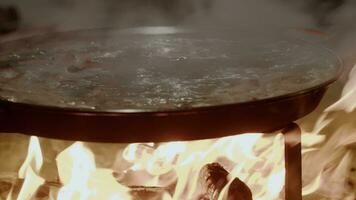 Sieden Hähnchen Paella im ein groß Gericht video