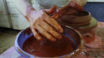 Lavorando nel un' ceramica fatto a mano arte laboratorio e utensili video