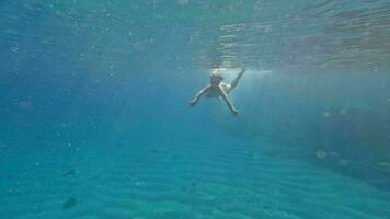 adolescente mergulhos embaixo da agua video
