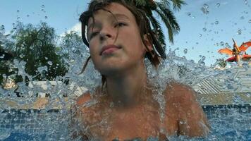 adolescente dentro a hotel piscina video