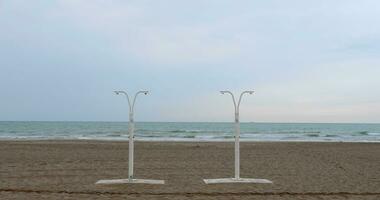 douche racks sur le plage video