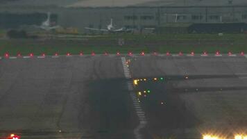 passageiro avião aterrissagem em a pista - lento movimento video