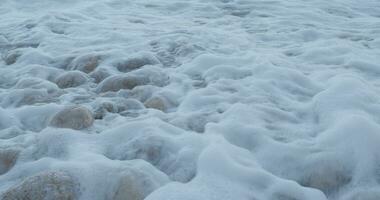 pietre su il mare riva video