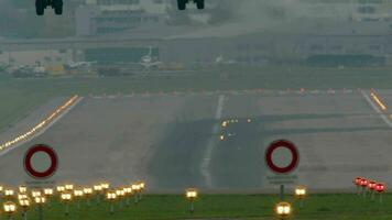 lento movimiento - chorro avión aterrizaje a el aeropuerto video