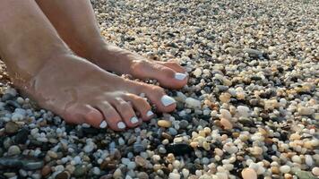 vrouw voeten in zee schuim video