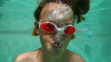 lento movimento - adolescente dentro a embaixo da agua piscina video