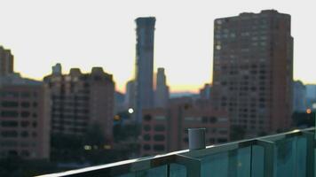 caldo caffè su il balcone e mattina città scena video