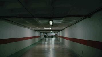 flikkeren licht in somber ruimte van ondergronds parkeren veel video