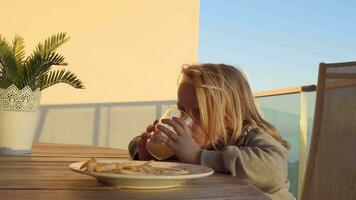 bambino finitura sua pasto su il balcone video