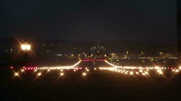 aereo atterraggio a notte a il aeroporto video