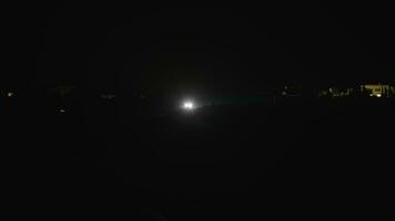 hell Scheinwerfer Beleuchtung von ein ziehen um Auto beim Nacht video