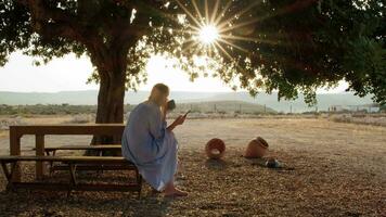 landsbygden scen med avslappnad kvinna och ljus solsken video