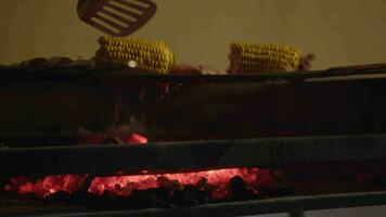 rostning kött och majs på träkol grill video