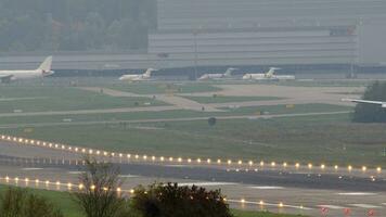 langzaam beweging - vliegtuig arriveert naar de luchthaven video