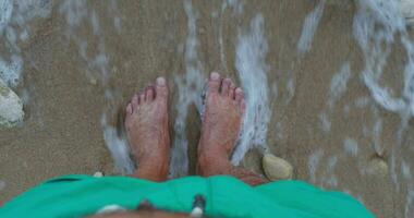 oben Aussicht von ein Mann Füße Stehen im das Meer video