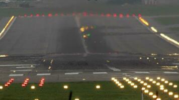 aereo atterraggio a il aeroporto - lento movimento video