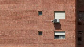 ladrillo edificio pared con ventanas y aire acondicionador video