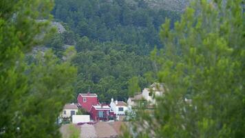 klein dorp in groen berg platteland, Spanje video