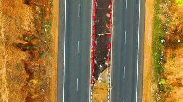 canyon comme montagnes avec une Autoroute entre - des oiseaux œil vue video