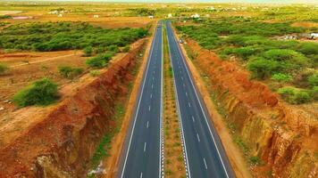 canyon comme montagnes avec une Autoroute entre - en arrière video