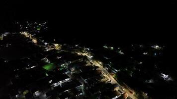 Antenne Aussicht von der Verkehr fließen beim Nacht. das Himmel war dunkel wie der Verkehr ist geflossen Nieder das Autobahn video