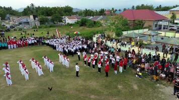 Gorontalo, Indonesien - - August 17, 2023 - - ein Gruppe von hörgeschädigt Einzelpersonen wird ein Chor leiten Gruppe während das Gedenkfeier von Indonesiens 78 .. Unabhängigkeit Tag video
