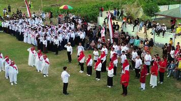 Gorontalo, Indonesien - - August 17, 2023 - - ein Gruppe von hörgeschädigt Einzelpersonen wird ein Chor leiten Gruppe während das Gedenkfeier von Indonesiens 78 .. Unabhängigkeit Tag video