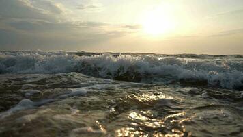 mar horizonte durante un hermosa puesta de sol. mar playa y puesta de sol ligero. verano vacaciones concepto. Hora de verano. lento movimiento. video