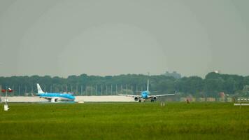 Amsterdam, de Nederland juli 27, 2017 - lang schot, Jet vlak van klm luchtvaartmaatschappijen versnellen voor uittrekken Bij schiphol luchthaven, Amsterdam. toerisme en reizen concept video