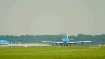 amsterdam, il Olanda luglio 27, 2017 - boeing 747 di klm le compagnie aeree su il pista di decollo raccolta su velocità prima decollare. passeggeri volo in partenza a Schiphol aeroporto, amsterdam video