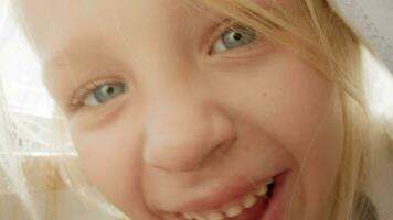 content caucasien 5 ans fille en riant video