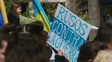 protesto contra guerra dentro Ucrânia video