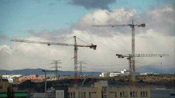 urbano panorama com construção guindastes e montanhas video