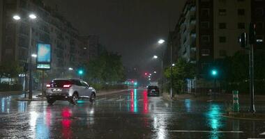 noite paisagem urbana dentro a chuva, poucos carros dentro a molhado ruas video
