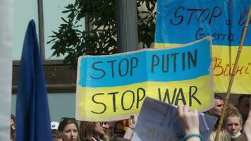 pessoas protesto contra a guerra dentro Ucrânia e militares agressão coloque em video