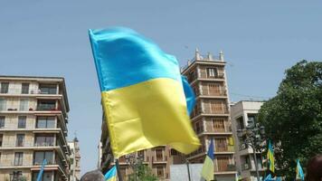 ein Mann mit ein ukrainisch Flagge video