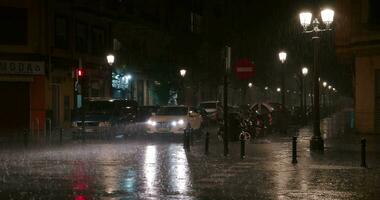 noite rua com comovente carro debaixo a pesado chuva video