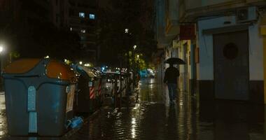 homme avec parapluie en marchant en dessous de bruine pluie dans nuit ville video